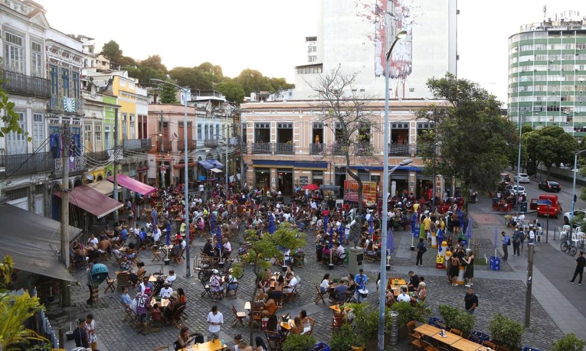Com blocos proibidos, cariocas vão às ruas à procura da folia: 'Não sei o que esperar, mas quero carnaval até o fim'