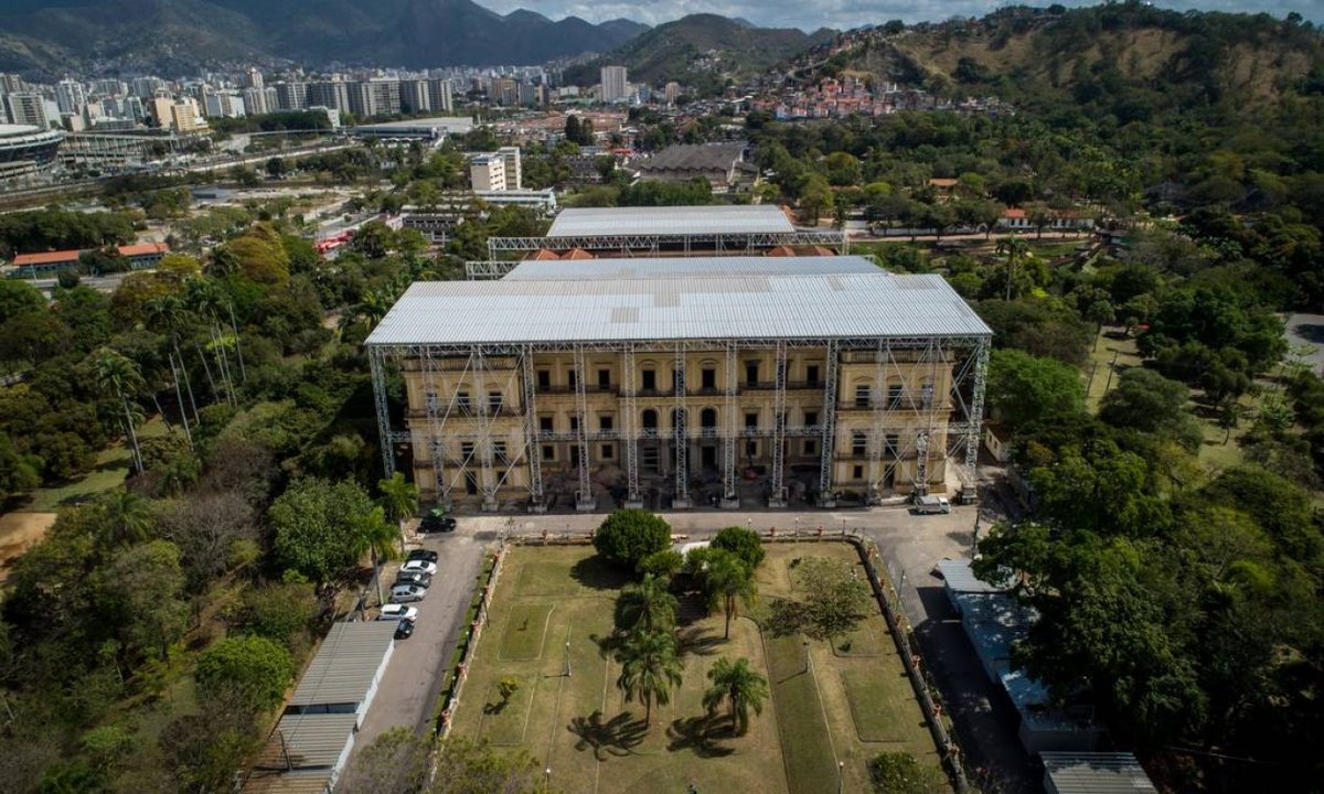 Fachadas e telhados do Museu Nacional, destruído em incêndio, começam a ser restaurados