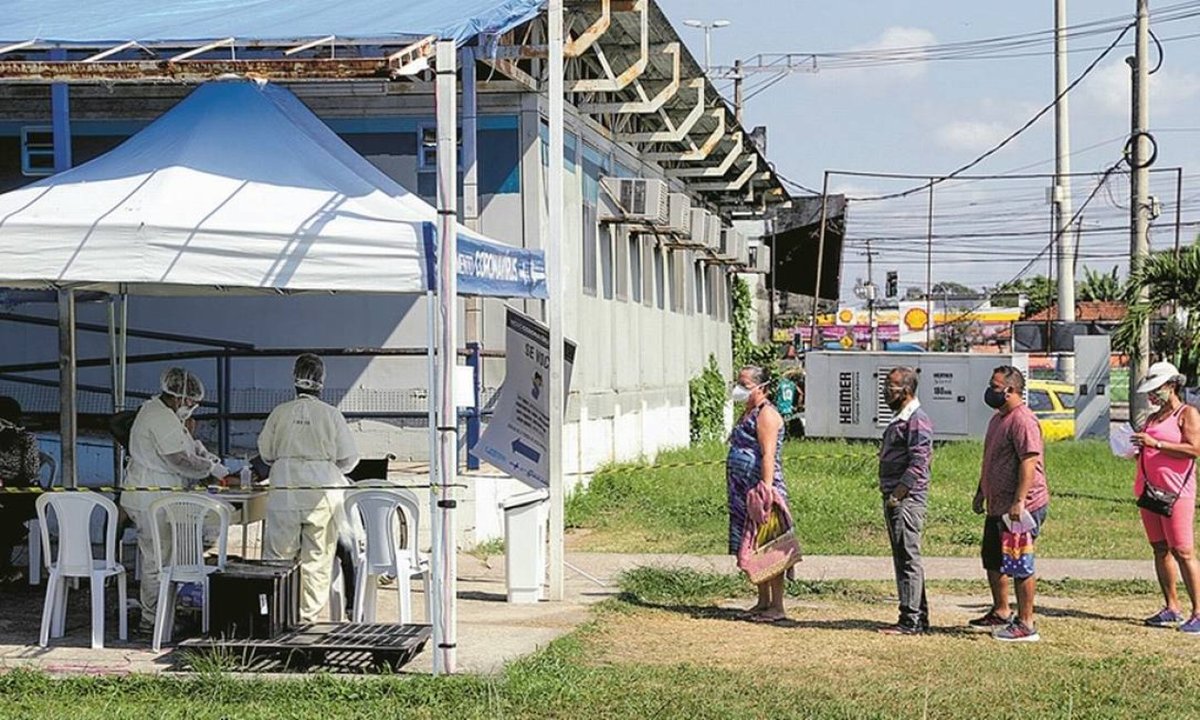 Pacientes saem de unidades lotadas do Rio com receitas de remédios sem eficácia contra a Covid-19